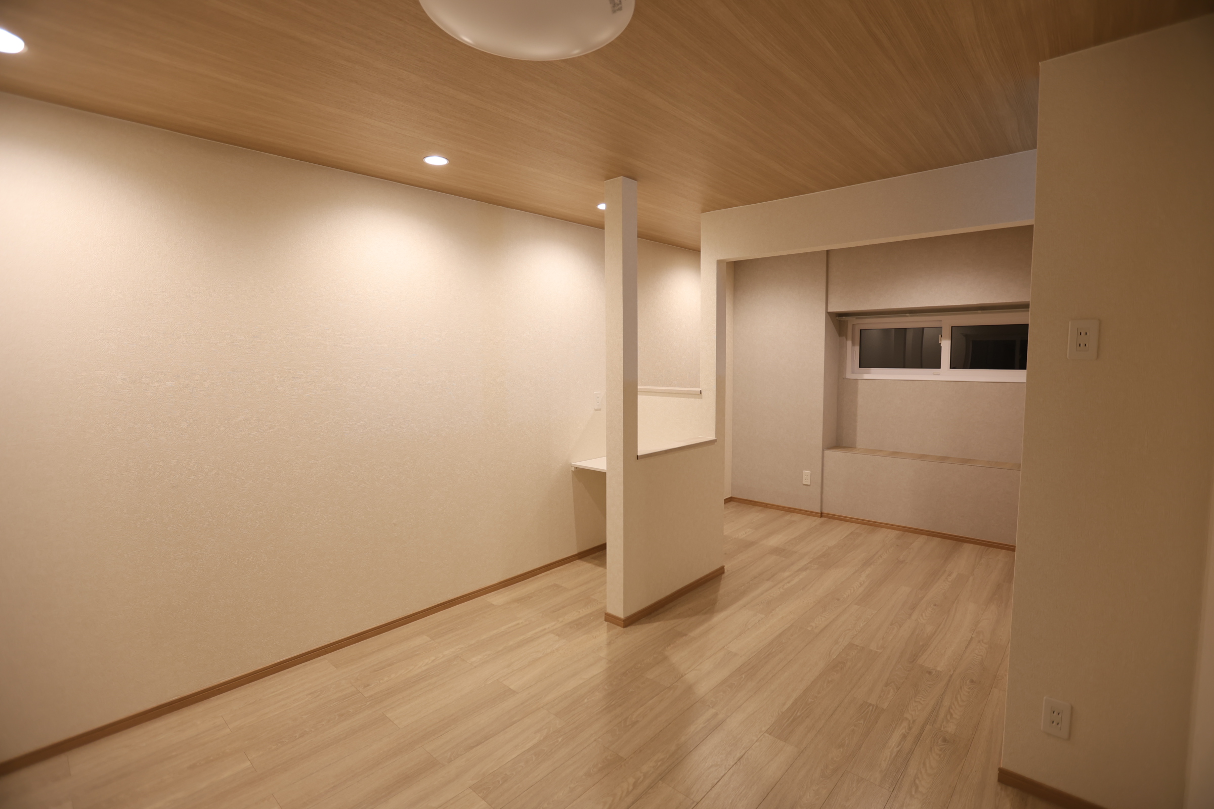 木目の天井と明るい床の居間